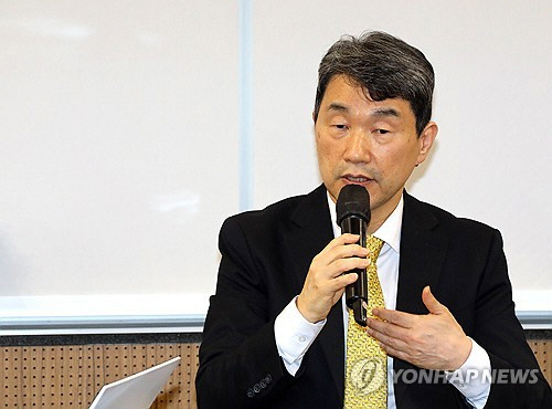 이주호 사회부총리 겸 교육부 장관이 11일 세종시 한 호텔에서 열린 출입 기자 간담회에서 윤석열 정부 2.5주년을 맞아 교육개혁 성과와 향후 추진 방향에 관해 설명한 뒤 기자들의 질문에 답하고 있다.   [연합뉴스]